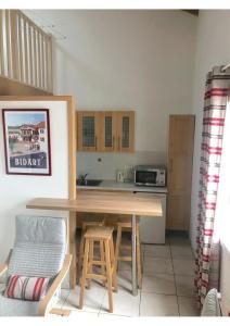 Kuchyň nebo kuchyňský kout v ubytování Hôtel & Appart-hôtel Olatua