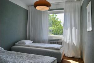 Una cama o camas en una habitación de HEMMET Simrishamns vandrarhem och B&B