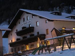 Obiekt Gasthof Albergo Neuwirt zimą
