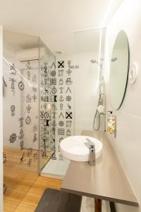 a bathroom with a toilet, sink, and mirror at Pensao O Laranjeira in Viana do Castelo