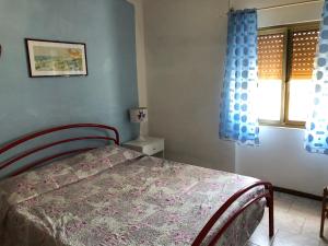 ヴァッレドーリアにあるVilla Rosaのベッドルーム(ベッド1台、窓付)