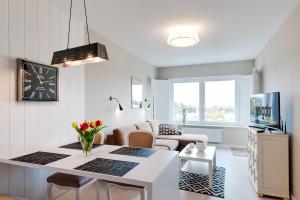 Televízia a/alebo spoločenská miestnosť v ubytovaní Apartamenty NAVIGATOR-PORT VIEW