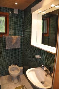 A bathroom at Chalet Natacha