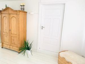 a white room with a door and a plant at Altstadtdomizil Schwäbisch Hall in Schwäbisch Hall