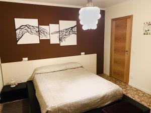 - une chambre avec un lit et des photos sur le mur dans l'établissement Casa A Confianza, à L'île d'Arousa