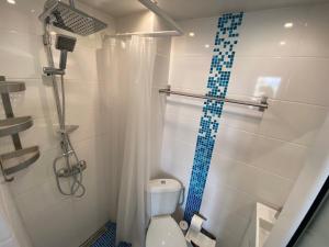 プリモルスコにあるLilia 2 Hotelのバスルーム(シャワー、トイレ、シャワーカーテン付)