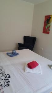 Posteľ alebo postele v izbe v ubytovaní Joan's airport apartment