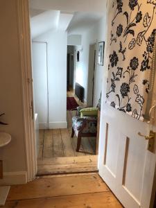 un corridoio con porta aperta per il soggiorno di Old Rectory - Scoulton a Great Ellingham Altre 51 foto