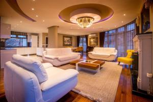 Χώρος καθιστικού στο Bentley Apartments