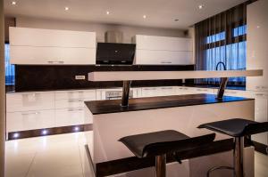 Η κουζίνα ή μικρή κουζίνα στο Bentley Apartments
