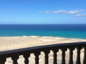 uma vista para a praia a partir de uma varanda em Playa Paraiso em Costa Calma