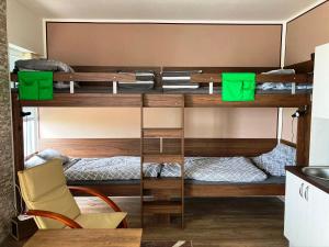 Katil dua tingkat atau katil-katil dua tingkat dalam bilik di Klínovecký Apartmánek