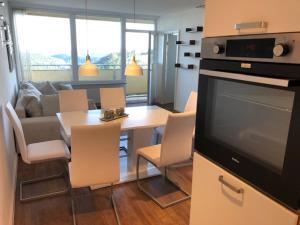 een woonkamer met een tafel en een eetkamer bij App 365 Panoramic Hohegeiß mit WLan in Braunlage