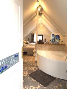 Un pat sau paturi într-o cameră la La Porte Bleue : Guest house Cosy & Jaccuzi