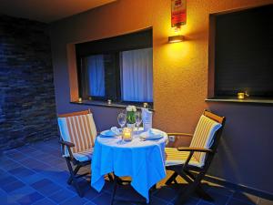 una mesa en un restaurante con un paño de mesa azul en Apartaments La Farga Arbúcies, en Arbúcies