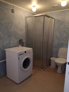 a bathroom with a washing machine and a toilet at Kvamsdal Pensjonat in Eidfjord +13 photos