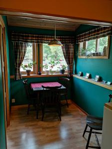 a dining room with a table and chairs and a window at Kvamsdal Pensjonat in Eidfjord