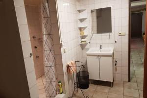 Bilik mandi di Ferienwohnung und Monteurwohnung mit großer begehbarer Dusche