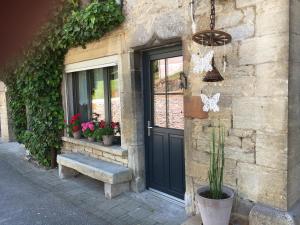 einer Haustür eines Hauses mit Topfpflanzen in der Unterkunft les chambres de Marthe in Mesnay