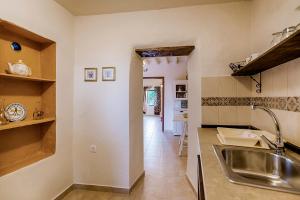 kuchnia ze zlewem i blatem w obiekcie Kristina´s Apartments w mieście Rodos