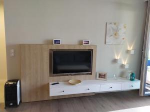 Televízia a/alebo spoločenská miestnosť v ubytovaní Bel Mare Patio and Garden C106
