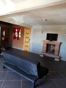 sala de estar con sofá y chimenea en CABAÑAS TLAXCO LA LOMA en Tlaxco de Morelos