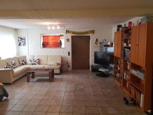 a living room with a couch and a tv at Ferienwohnung und Monteurwohnung mit großer begehbarer Dusche in Lünen