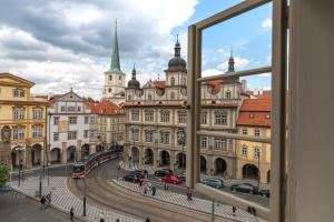 una finestra con vista sulla città di Miss Sophie's Charles Bridge a Praga