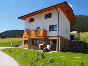 a large house with a balcony on a hill at Appartment Dutzler in Sankt Martin am Tennengebirge