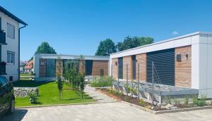 a house with a garden in front of it at Tiny Cubus in Osterhofen