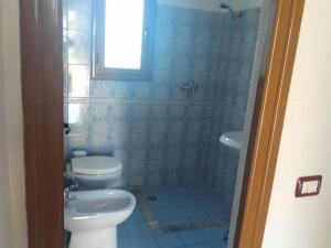 a bathroom with a toilet and a tub and a sink at Home to rent-Casa vacanza-Shtepi pushimesh-KONDAJ in Orikum +18 photos