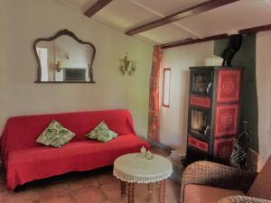 ペレジョにあるCasa Almendraのリビングルーム(赤いソファ、鏡付)