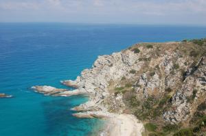 - une vue aérienne sur une falaise rocheuse à côté de l'océan dans l'établissement Case di Berto, à Capo Vaticano