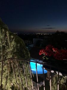 Una vista nocturna de un balcón con flores. en SPINETO HOUSE, en Spineto Scrivia