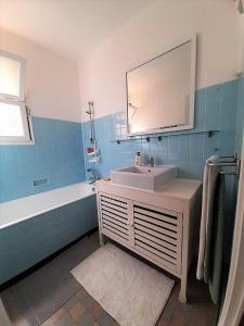 Ένα μπάνιο στο Beaux appartements climatisés - 3 pièces - espaces extérieurs - parking - proche plage