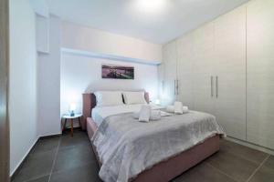 - une chambre avec un grand lit et des placards blancs dans l'établissement Brand New Aprt with backyard in Lycabettus Hill !, à Athènes