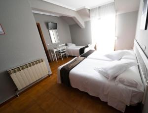 Postel nebo postele na pokoji v ubytování Hotel Isabel