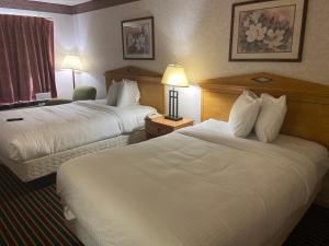 A bed or beds in a room at Budget Inn Timmonsville