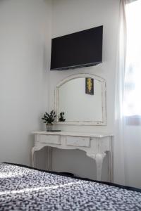 een slaapkamer met een witte kaptafel en een spiegel bij Mi Otel Alaçatı in Alacati