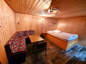 ein Schlafzimmer mit einem Bett und einem Schreibtisch in einem Zimmer in der Unterkunft Feriensiedlung Schwalbennest in Dranske