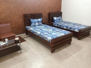 Un pat sau paturi într-o cameră la Hotel Decent Lodge