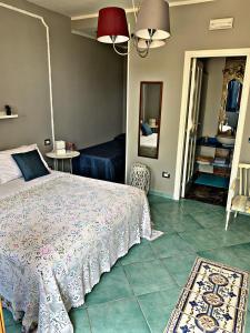 um quarto com uma cama e um espelho em B&B Blanda em Maratea