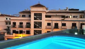 una piscina di fronte a un edificio di Apartamentos Gran Plaza De Nerja a Nerja