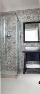 een badkamer met een glazen douche en een wastafel bij Mi Otel Alaçatı in Alacati +45 foto's