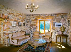 a living room with a stone wall at House of Hops in Pamarnakai