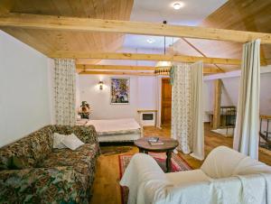 ein Wohnzimmer mit einem Sofa und einem Tisch in der Unterkunft House of Hops in Pamarnakai