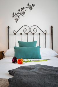 A bed or beds in a room at Holidays2Torremolinos Apartamento de 3 dormitorios con terraza y piscina comunitaria