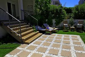 patio ze schodami i stołem na dziedzińcu w obiekcie NiViGa w Makarskiej