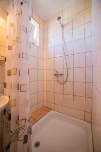 ブワディスワボボにあるPokoje Gościnne Dorotaのバスルーム(バスタブ、シャワー付)