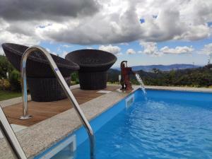 uma fonte de água junto a uma piscina em Casa da Boa Vista em Viadal em Vale de Cambra
